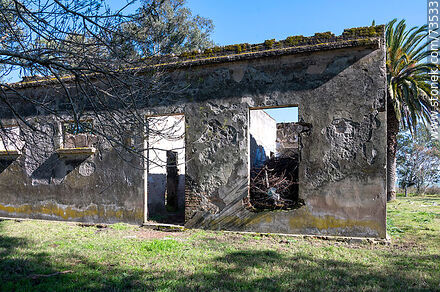 Old Estancia Molles farmhouse on route 4 - Durazno - URUGUAY. Photo #73533