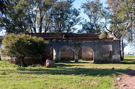 Old Estancia Molles farmhouse on route 4 - Durazno - URUGUAY. Photo #73527