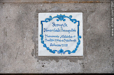 Azulejo con la inscripción de monumento histórico de la parroquia Inmaculada Concepción - Departamento de Rivera - URUGUAY. Foto No. 73581