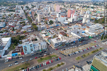 Vista aérea del Bulevar Treinta y Tres Orientales y la Av. João Pessoa en el límite con Brasil. Sant'Ana do Livramento - Departamento de Rivera - URUGUAY. Foto No. 73640