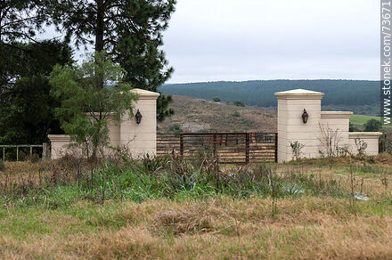 Entrance gate to a ranch - Department of Rivera - URUGUAY. Photo #73671