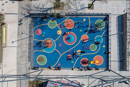 Vista aérea de los juegos infantiles en la ex terminal Goes - Departamento de Montevideo - URUGUAY. Foto No. 73676
