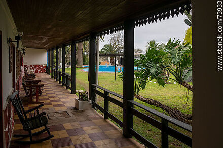 Instalaciones del hotel Artigas. Corredor de habitaciones frente al jardín - Departamento de Rivera - URUGUAY. Foto No. 73933