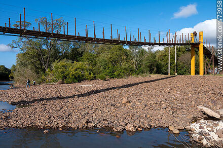 Puente peatonal sobre el arroyo Jabonería - Departamento de Tacuarembó - URUGUAY. Foto No. 73958