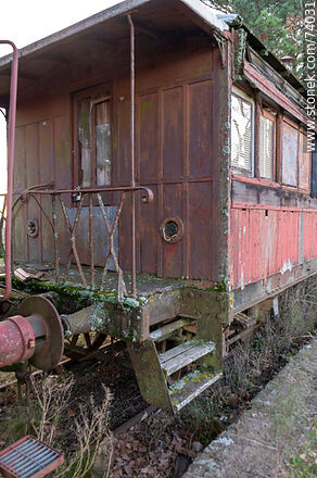Entrada a los antiguos vagones de madera en la estación de trenes Piedra Sola - Departamento de Paysandú - URUGUAY. Foto No. 74031