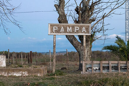 Cartel de la antigua estación Pampa a unos metros de la Ruta 5 - Departamento de Tacuarembó - URUGUAY. Foto No. 74043