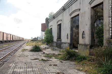 Restos de la antigua estación Churchill - Departamento de Tacuarembó - URUGUAY. Foto No. 74166