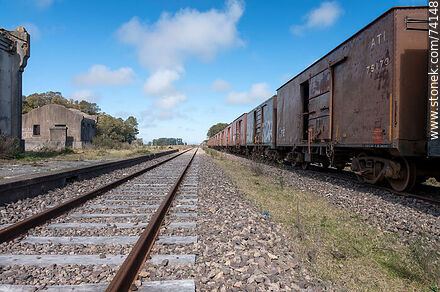 Freight cars in the station on a secondary track - Tacuarembo - URUGUAY. Photo #74148