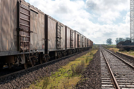 Freight cars in the station on a secondary track - Tacuarembo - URUGUAY. Photo #74145