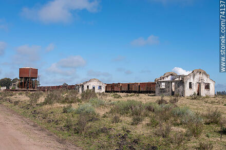 Restos de la antigua estación Churchill con vagones de carga y oxidado tanque de agua - Departamento de Tacuarembó - URUGUAY. Foto No. 74137