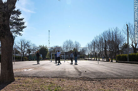 Jóvenes haciendo deporte - Departamento de Cerro Largo - URUGUAY. Foto No. 74227