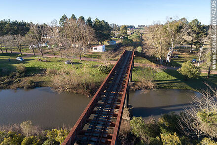 Vista aérea del puente ferroviario sobre el arroyo Fraile Muerto - Departamento de Cerro Largo - URUGUAY. Foto No. 74296