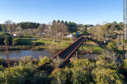 Vista aérea del puente ferroviario sobre el arroyo Fraile Muerto - Departamento de Cerro Largo - URUGUAY. Foto No. 74293
