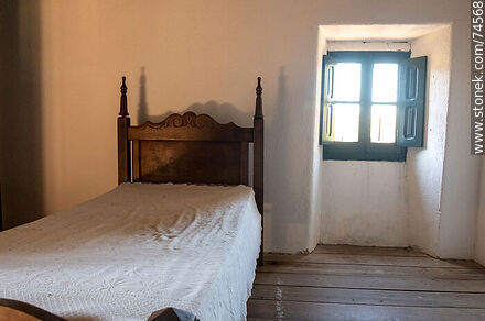 Dormitorio austero - Departamento de Cerro Largo - URUGUAY. Foto No. 74568