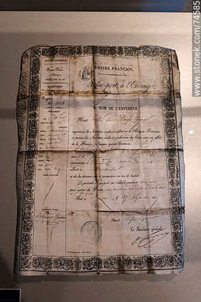 Pasaporte francés de 1855 de Beltrán Etcheverry - Departamento de Cerro Largo - URUGUAY. Foto No. 74585