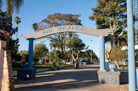 Plaza de Río Branco. Arco de Río Branco 1915 - 1992 - Departamento de Cerro Largo - URUGUAY. Foto No. 74630