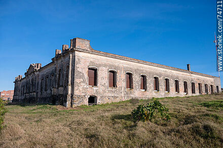 Edificio de la antigua Enfermería Militar - Departamento de Cerro Largo - URUGUAY. Foto No. 74711