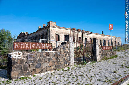 Portón original de la antigua Enfermaria Militar - Departamento de Cerro Largo - URUGUAY. Foto No. 74714
