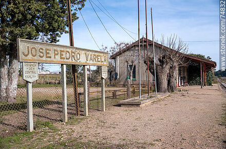 Estación de trenes de José Pedro Varela. Cartel de la estación - Departamento de Lavalleja - URUGUAY. Foto No. 74832