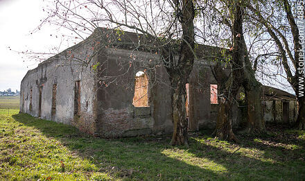 Ruins of an old house at the back of the José Pedro Varela train station. - Lavalleja - URUGUAY. Photo #74885