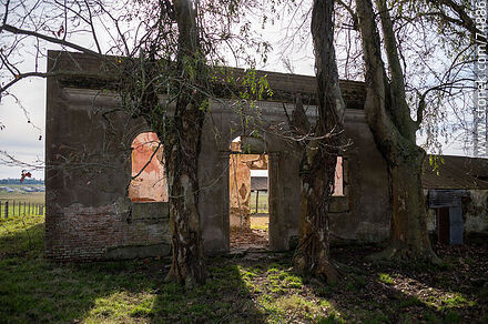 Ruins of an old house at the back of the José Pedro Varela train station. - Lavalleja - URUGUAY. Photo #74886