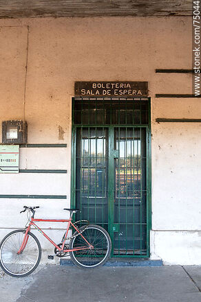 Antigua boletería y sala de espera - Departamento de Montevideo - URUGUAY. Foto No. 75044