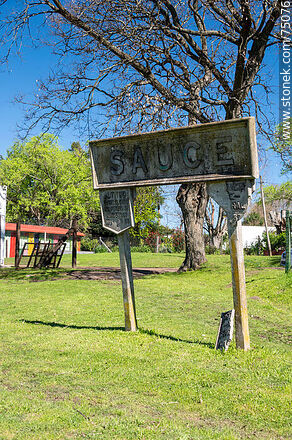 Cartel de la estacíón de ferrocarril - Departamento de Canelones - URUGUAY. Foto No. 75076