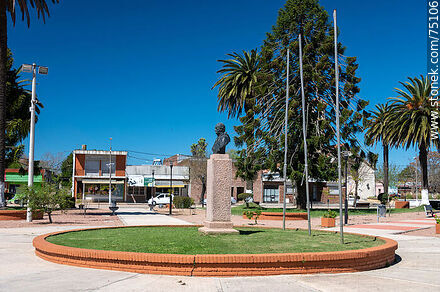 Plaza de Santa Rosa. Busto de Artigas - Departamento de Canelones - URUGUAY. Foto No. 75106