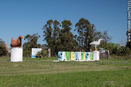 Letrero de San Bautista con las figuras del pollo y la gallina - Departamento de Canelones - URUGUAY. Foto No. 75151