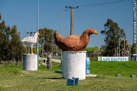 Letrero de San Bautista con las figuras del pollo y la gallina - Departamento de Canelones - URUGUAY. Foto No. 75147