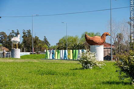 Letrero de San Bautista con las figuras del pollo y la gallina - Departamento de Canelones - URUGUAY. Foto No. 75146