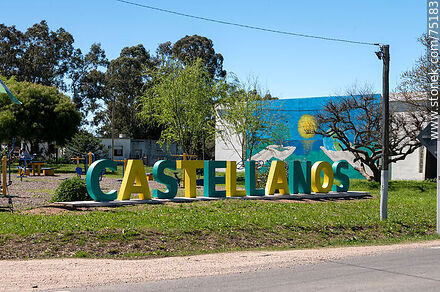 Cartel de Castellanos frente a la escuela - Departamento de Canelones - URUGUAY. Foto No. 75183