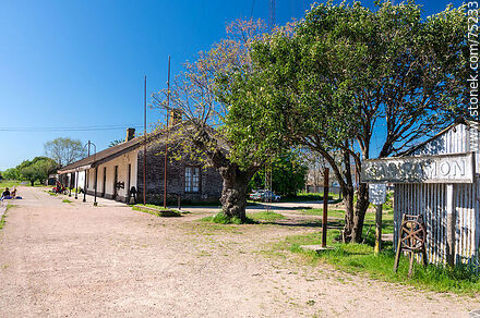 Estación de ferrocarril de San Ramón. Andén - Departamento de Canelones - URUGUAY. Foto No. 75233