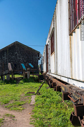 Estación de ferrocarril de San Ramón. Contenedores vivienda - Departamento de Canelones - URUGUAY. Foto No. 75237