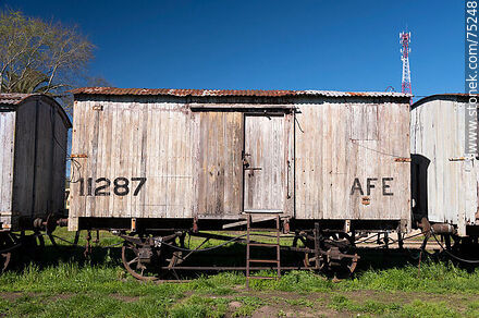 Estación de ferrocarril de San Ramón. Antiguos vagones de madera - Departamento de Canelones - URUGUAY. Foto No. 75248
