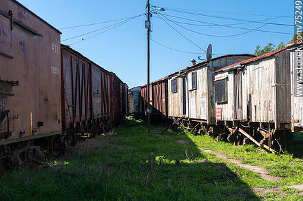 Estación de ferrocarril de San Ramón. Antiguos vagones de madera - Departamento de Canelones - URUGUAY. Foto No. 75249
