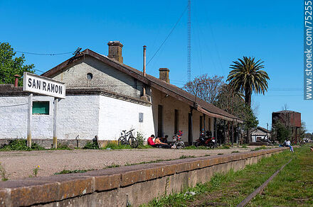 Estación de ferrocarril de San Ramón. Andén de la estación - Departamento de Canelones - URUGUAY. Foto No. 75255