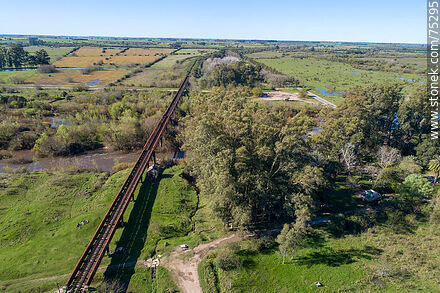 Vista aérea del puente ferroviario sobre el río Santa Lucía, límite departamental entre Canelones (San Ramón) y Florida - Departamento de Canelones - URUGUAY. Foto No. 75295