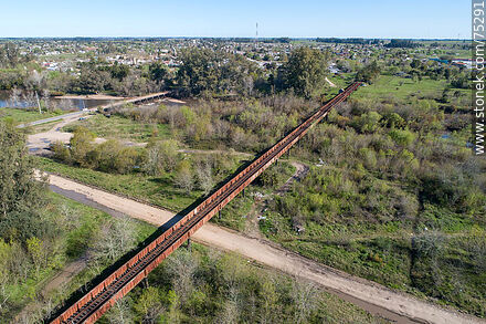 Vista aérea de los puentes ferroviario y carretero sobre el río Santa Lucía. Camino Río Viejo en el departamento de Florida - Departamento de Canelones - URUGUAY. Foto No. 75291