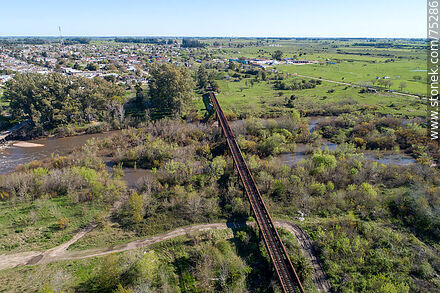 Vista aérea del puente ferroviario sobre el río Santa Lucía, límite departamental entre Canelones (San Ramón) y Florida - Departamento de Canelones - URUGUAY. Foto No. 75286