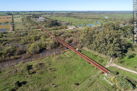 Vista aérea del puente ferroviario sobre el río Santa Lucía, límite departamental entre Canelones (San Ramón) y Florida - Departamento de Canelones - URUGUAY. Foto No. 75279