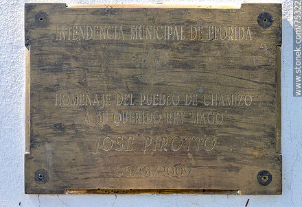 Plaza de Chamizo. Placa en homenaje a José Pirotto - Departamento de Florida - URUGUAY. Foto No. 75322