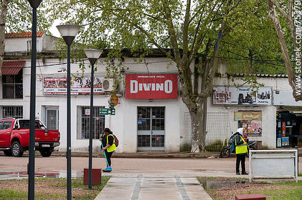 Plaza Artigas. Personal de limpieza, les está quedando Divino - Departamento de Durazno - URUGUAY. Foto No. 75379