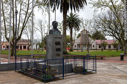 Plaza Artigas. Busto a Artigas - Departamento de Durazno - URUGUAY. Foto No. 75377