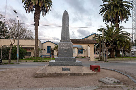 Obelisco en honor a Gonzalo Penela - Departamento de Canelones - URUGUAY. Foto No. 75465