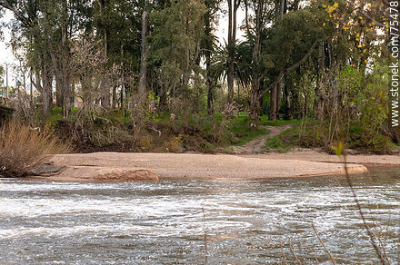 Playita en la orilla de San Ramón del río Santa Lucía - Departamento de Canelones - URUGUAY. Foto No. 75478