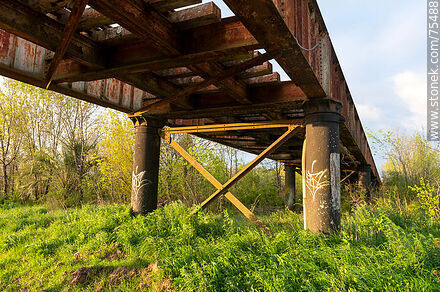 Antiguo puente ferroviario sobre el camino Río Viejo en el límite de Florida con Canelones próximo a San Ramón - Departamento de Canelones - URUGUAY. Foto No. 75488