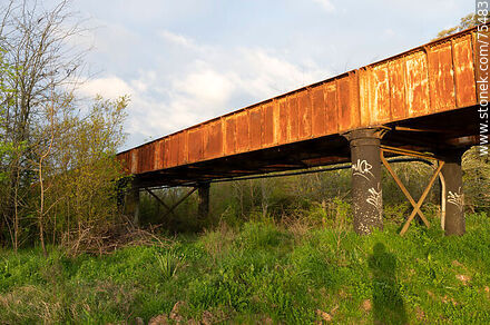 Antiguo puente ferroviario sobre el camino Río Viejo en el límite de Florida con Canelones próximo a San Ramón - Departamento de Canelones - URUGUAY. Foto No. 75483