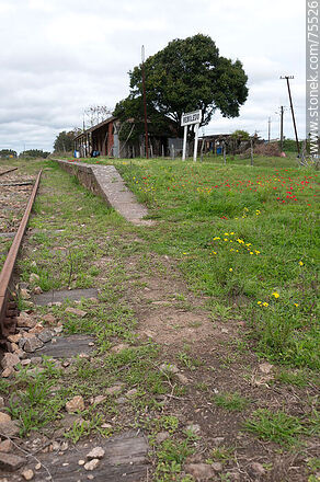 Antigua estación de trenes Reboledo. Extremo del andén - Departamento de Florida - URUGUAY. Foto No. 75526