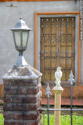 Estatua de un ave sobre una columna pedestal - Departamento de Florida - URUGUAY. Foto No. 75720
